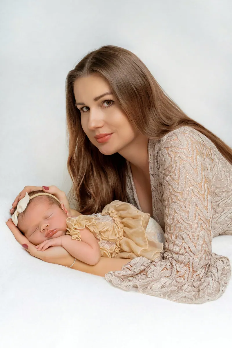 Fotenie mama a baby — mama v čipkovaných šatách leží pri bábätku