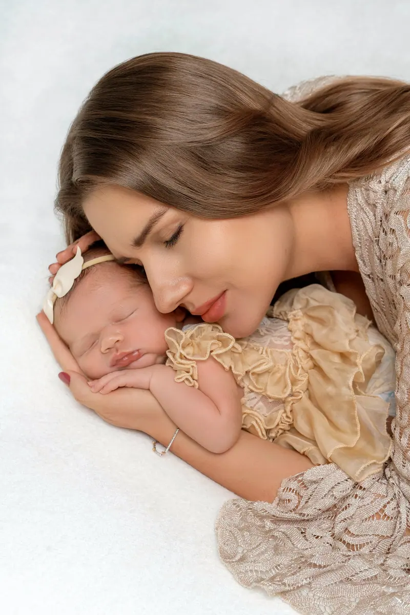 Fotenie mama a baby — mama s tvárou pri bábätku, čipkované šaty