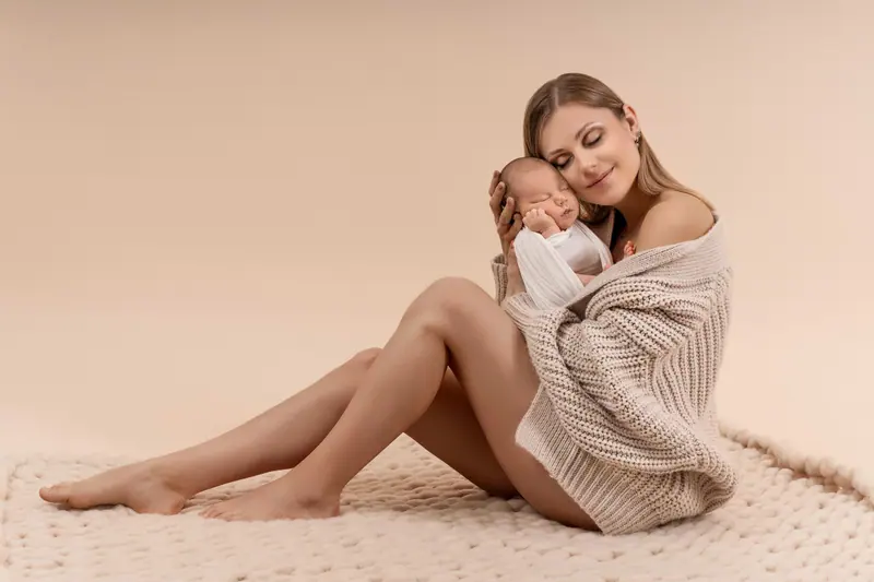 Fotenie mama a baby — mama v pletenom svetri s novorodencom — široký záber