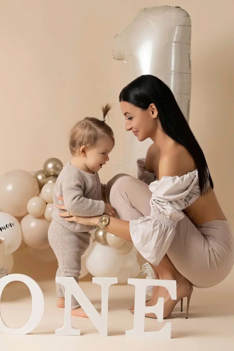 Narodeninové fotenie — mama s ročným dieťaťom, balóny „ONE“