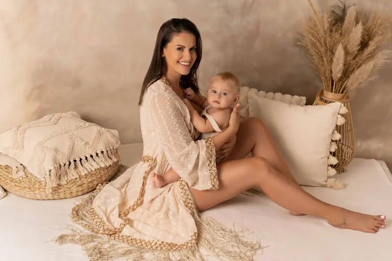 Fotenie mama a baby — mama s bábätkom na rukách v boho scéne