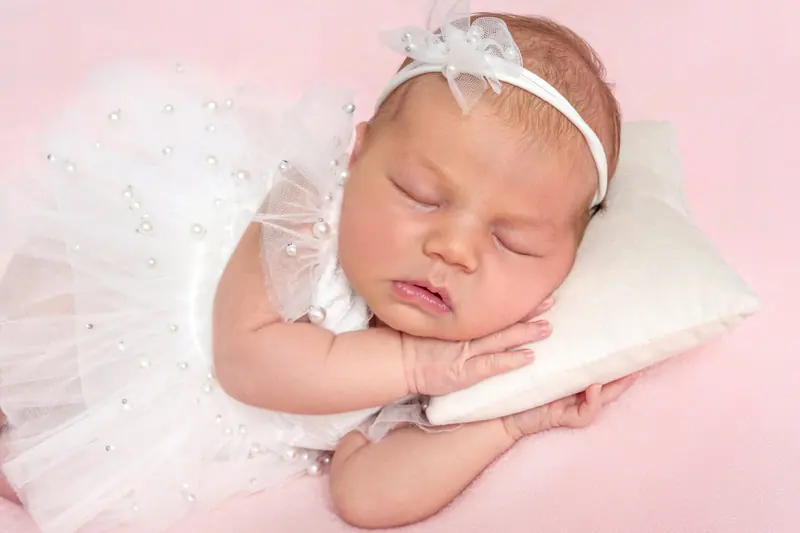 Newborn fotenie — novorodenec v bielom tutu na vankúši