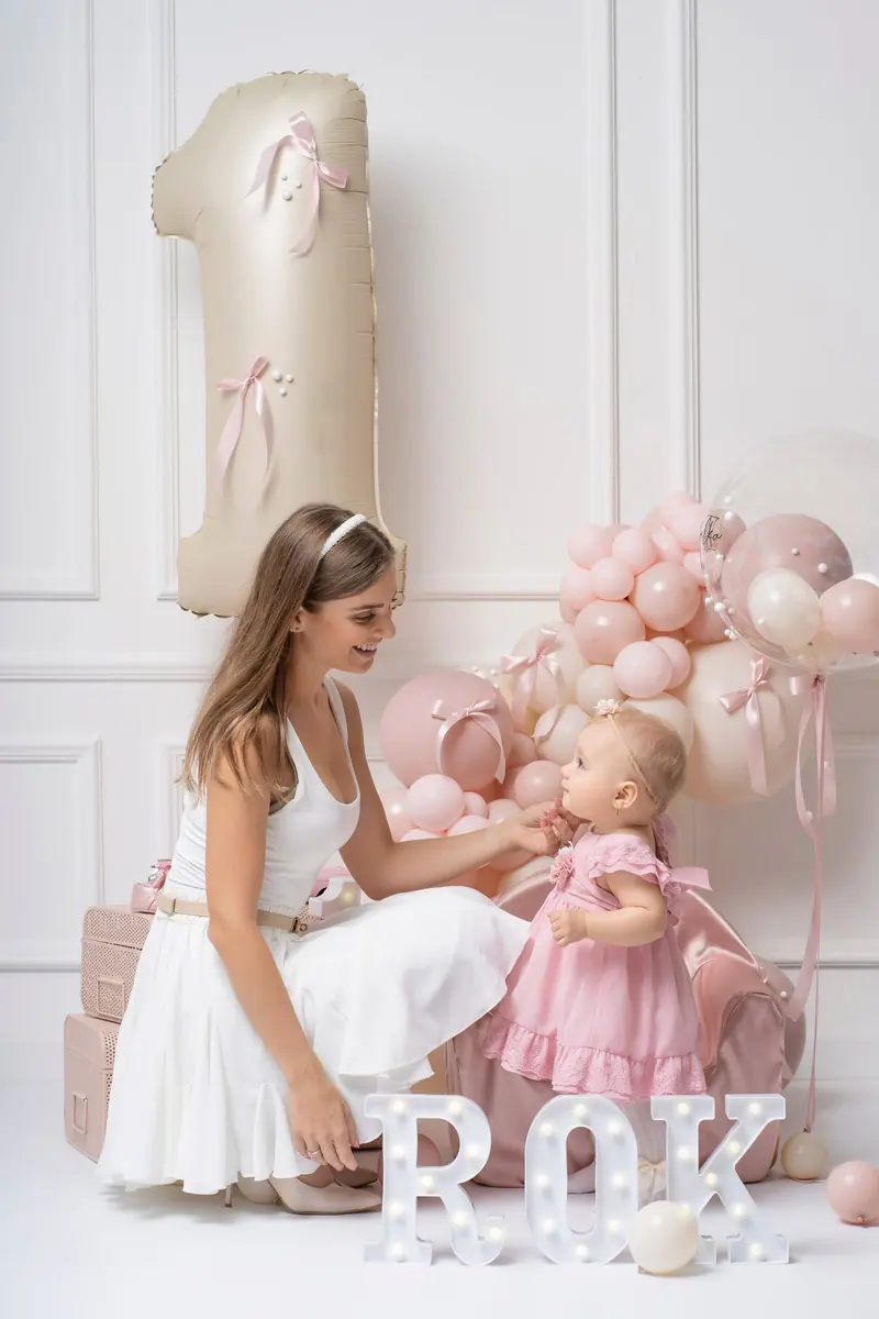 Narodeninové fotenie — mama s dievčatkom, balón „1“, nápis „ROK“