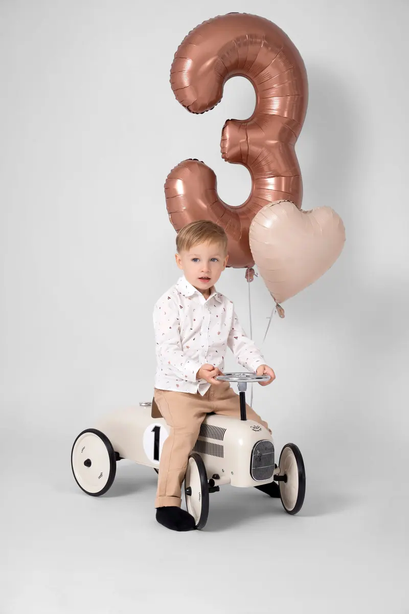 Narodeninové fotenie — chlapec na aute, balón „3“