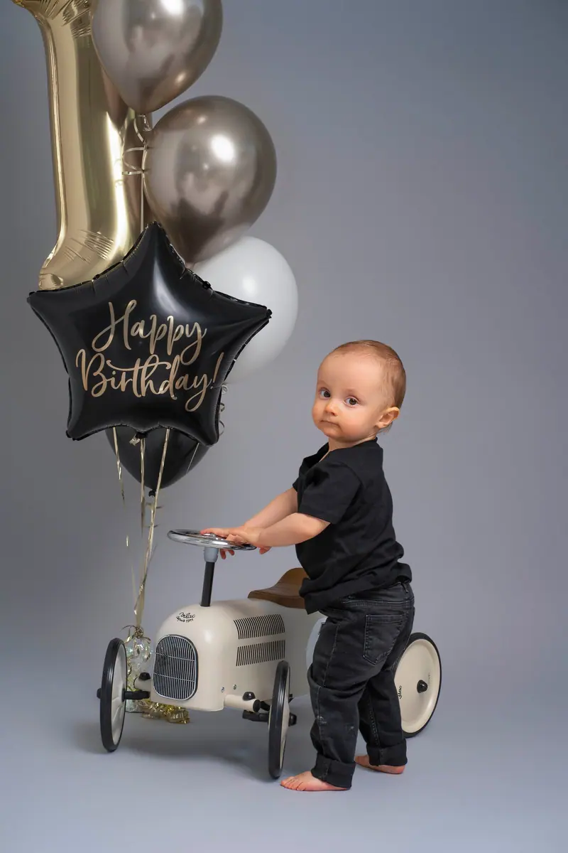 Narodeninové fotenie — chlapec s autíčkom, balóny „Happy Birthday“