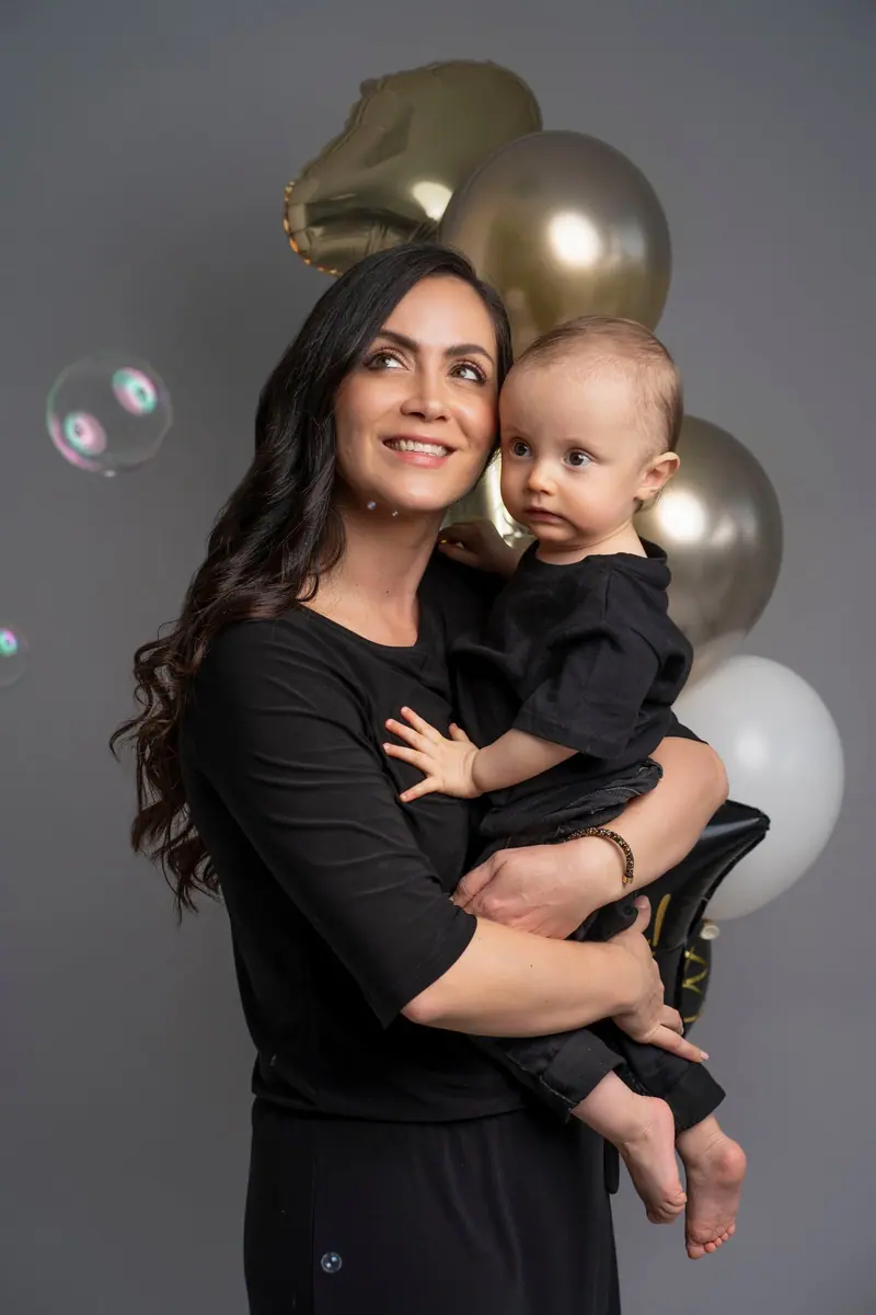 Narodeninové fotenie — mama drží syna, balóny, bublinky