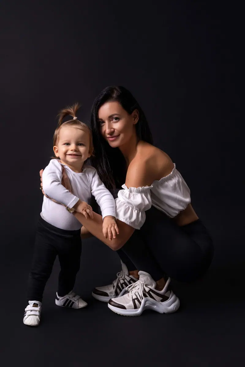 Narodeninové fotenie — mama s dievčatkom, čierne pozadie