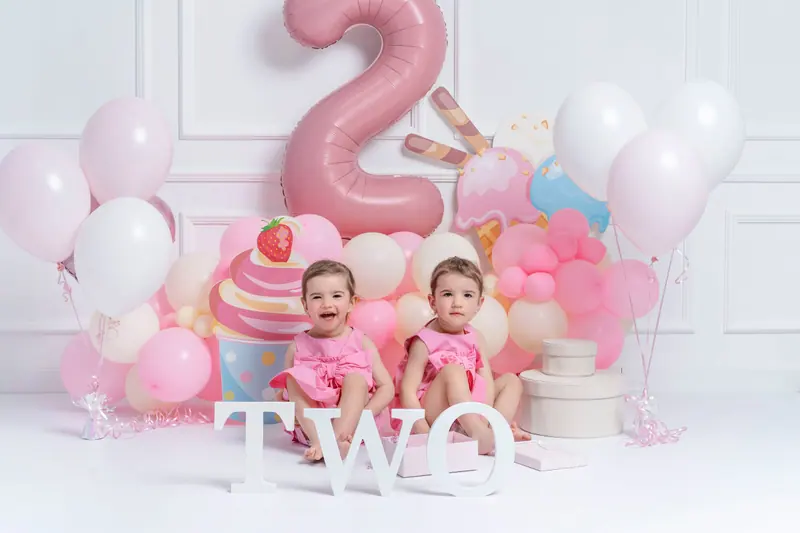 Narodeninové fotenie — dvojičky s tortou, ružové balóny „2“, „TWO“