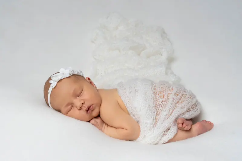 Newborn fotenie — novorodenec v bielom zavinutí