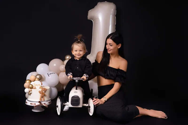 Narodeninové fotenie — mama s dievčatkom na autíčku, balón „1“
