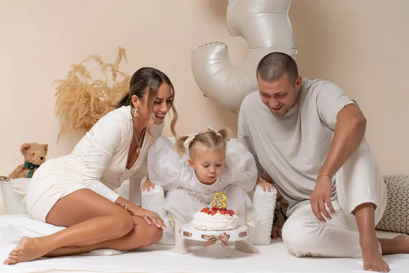Narodeninové fotenie — rodičia s dcérkou pri torte, balón „3“, béžová scéna