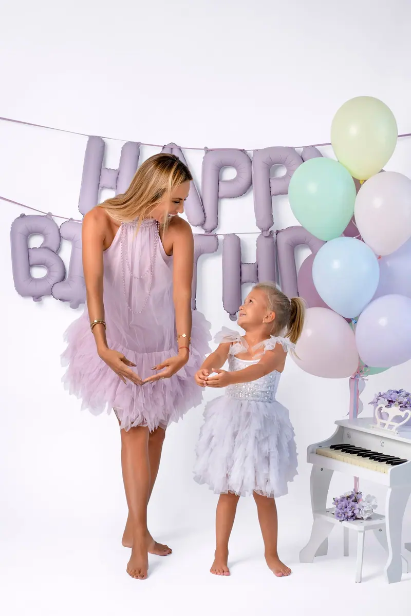 Narodeninové fotenie — mama vo fialových a dcérka v bielych tylových šatách pri balónoch „Happy Birthday“