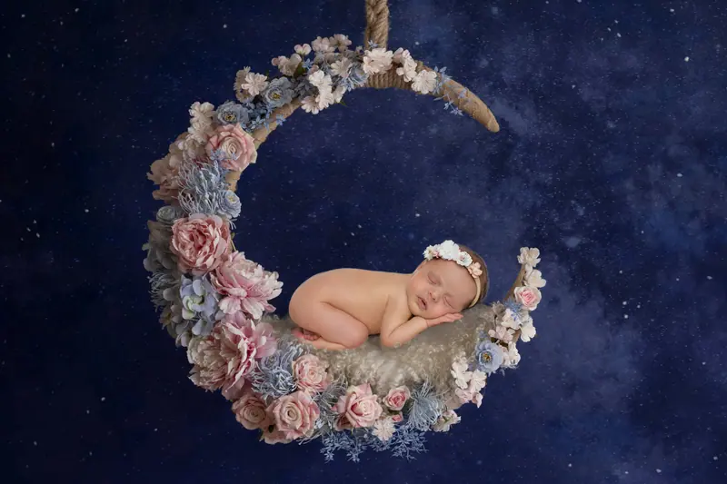 Newborn fotenie — novorodenec v kvetinovom mesiaci, tmavomodré hviezdne pozadie
