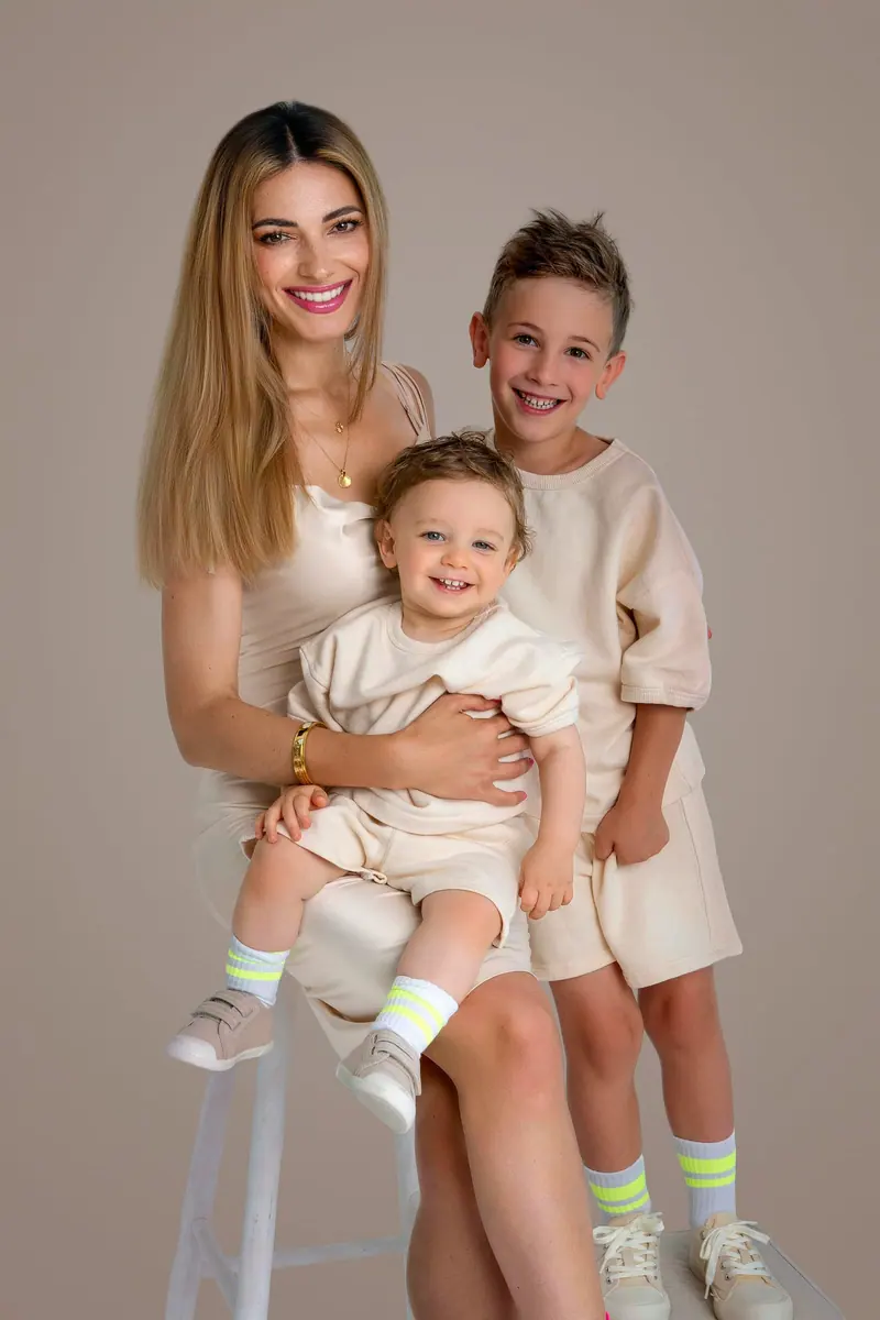 Rodinné fotenie — mama s dvomi synmi na stoličke, béžové oblečenie