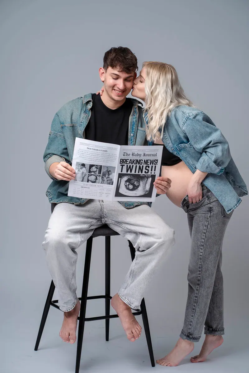 Tehotenské fotenie — pár s novinami „TWINS!!“ — oznámenie dvojčiat
