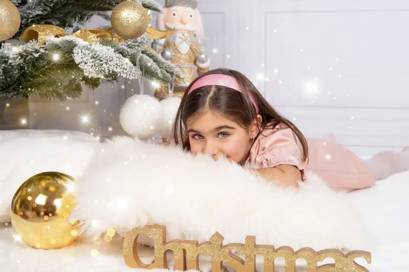 Vianočné fotenie — dievčatko v ružovom s kožušinou, „Christmas“