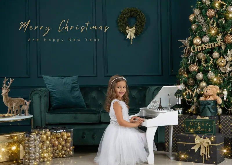 Vianočné fotenie — dievčatko pri klavíri, zelený interiér, „Merry Christmas“