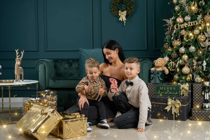 Vianočné fotenie — mama s dvoma chlapcami na zemi, zelený interiér